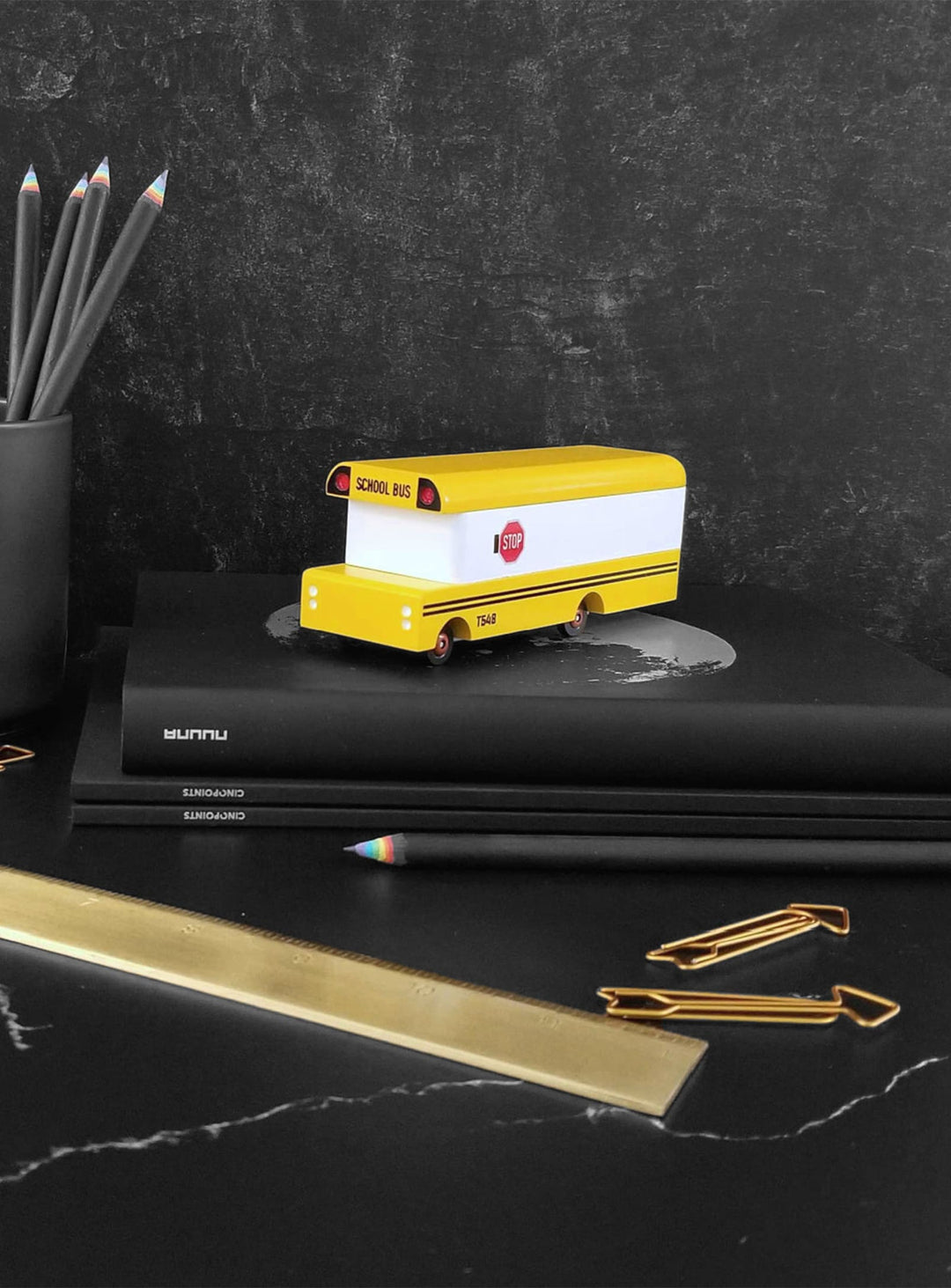 Bus scolaire Candylab, petit bus jaune en bois pour aventures éducatives.