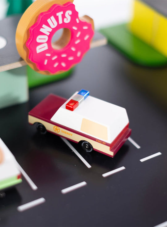 Sheriff Truck Candylab, camion de shérif en bois avec gyrophare métallique.