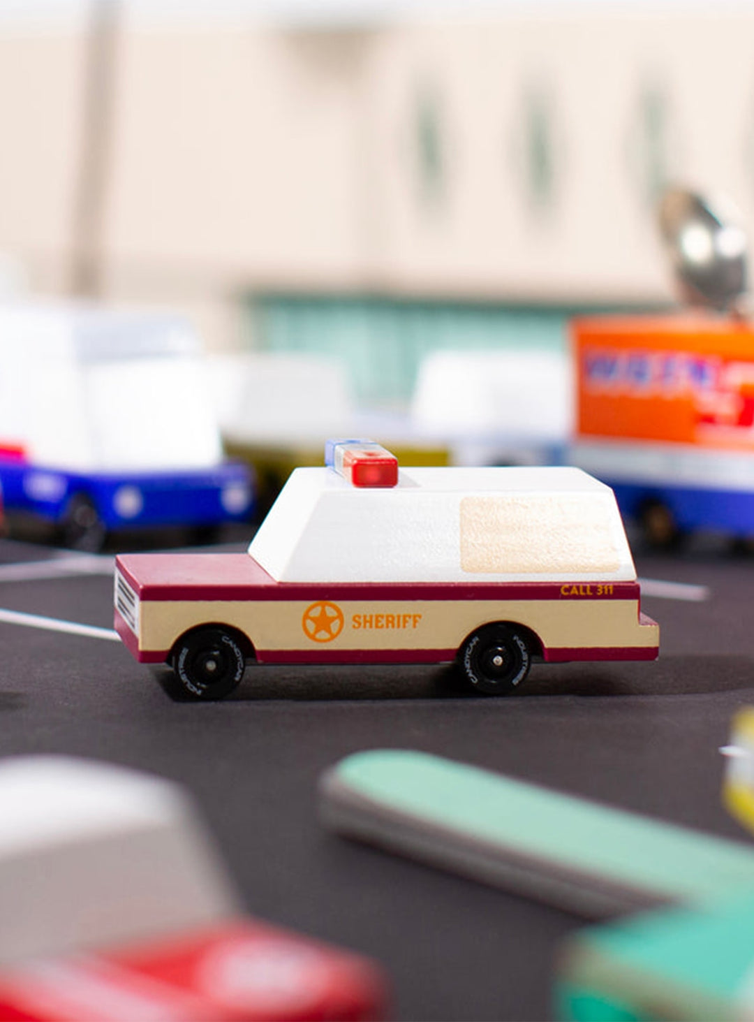 Sheriff Truck Candylab, design réaliste avec grille et gyrophare authentique.