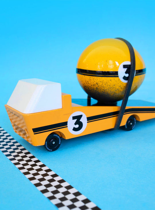 Tow Racer Candylab, camion de remorquage en bois avec surface magnétique unique.