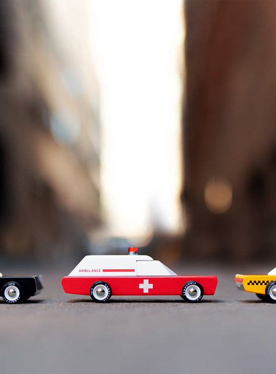 Wagon Ambulance Candylab, ambulance en bois au design rétro authentique.