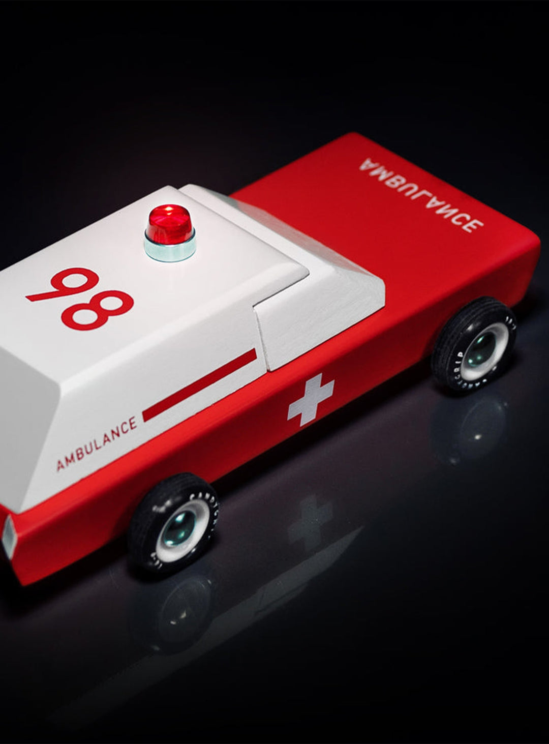 Wagon Ambulance Candylab, mini ambulance en bois parfaite pour petites mains.