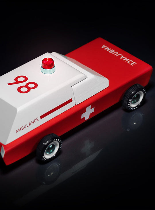 Wagon Ambulance Candylab, mini ambulance en bois parfaite pour petites mains.
