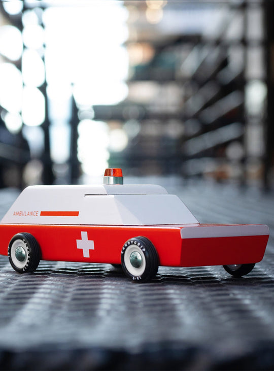 Wagon Ambulance Candylab, jouet éducatif développant empathie et responsabilité.