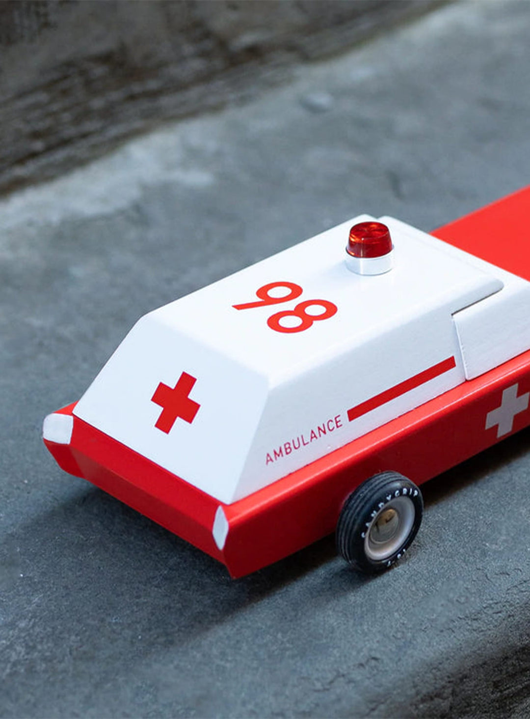 Wagon Ambulance Candylab, véhicule rétro essentiel pour missions de secours imaginaires.