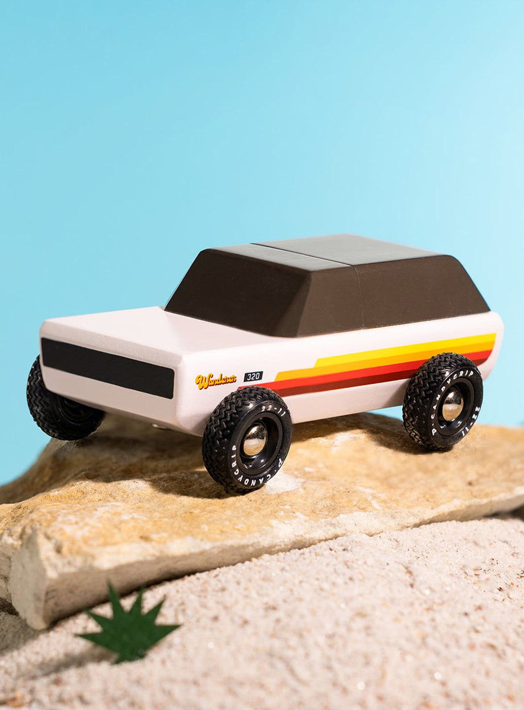 Wanderer de Candylab, mini SUV en bois au charme vintage et durable.