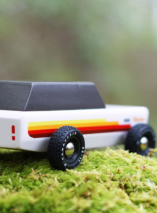 Jouet design Wanderer de Candylab, mélange d’élégance et de robustesse.