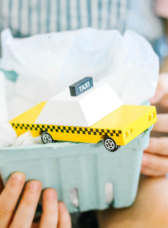 Taxi New York Candylab, mini véhicule idéal pour jeux créatifs et scénarios urbains.