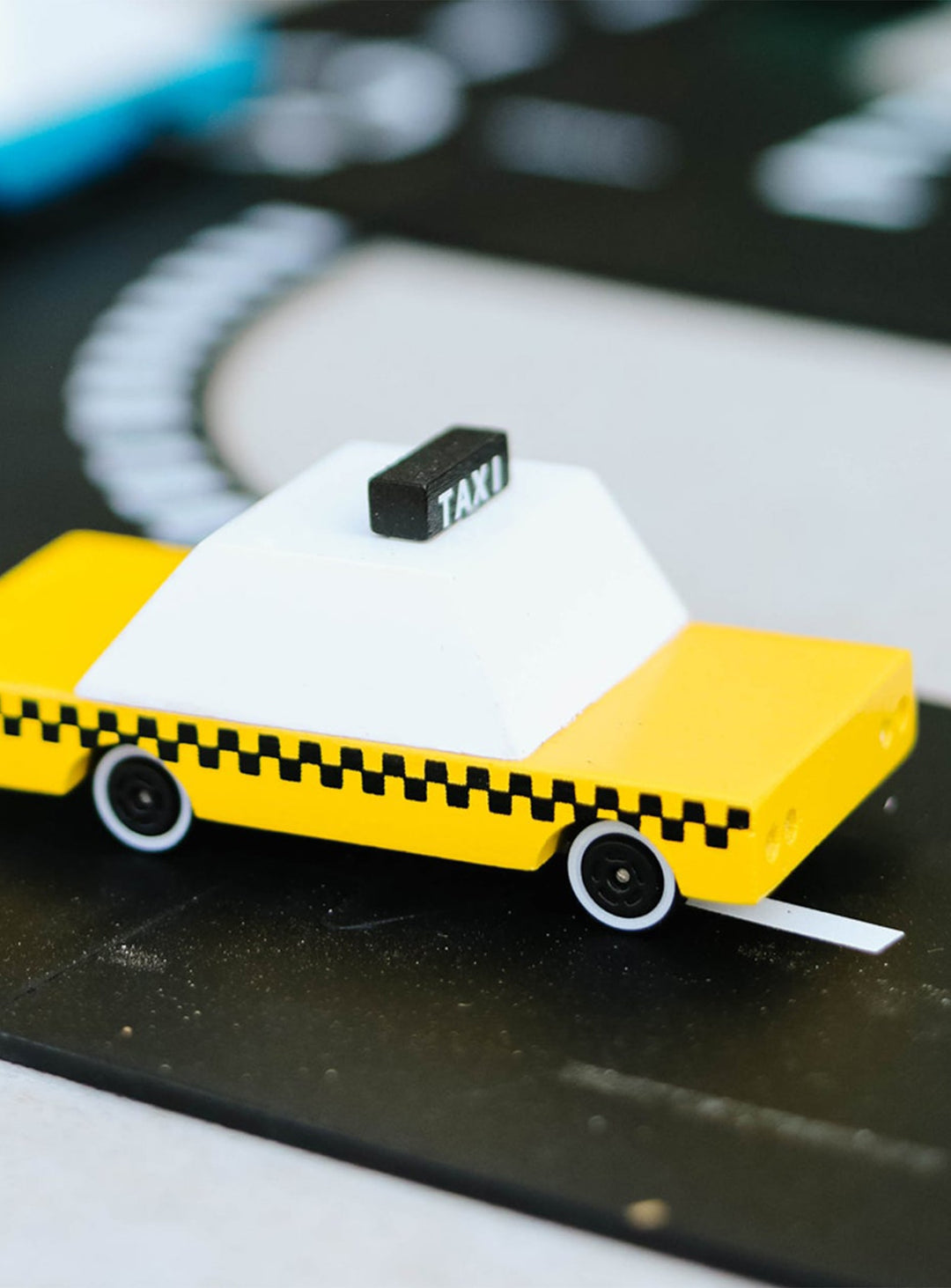 Taxi New York Candylab, design authentique rappelant les taxis jaunes iconiques.