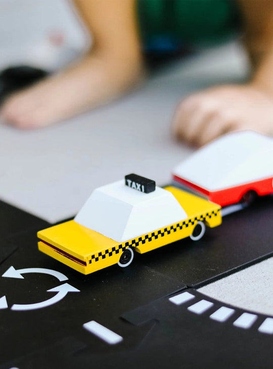 Taxi New York Candylab, miniature jaune emblématique de la Big Apple.
