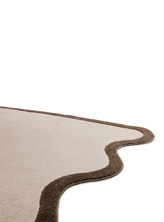 Tapis design organique Fatboy Not Straight : silhouette sculpturale et ambiance chaleureuse. 