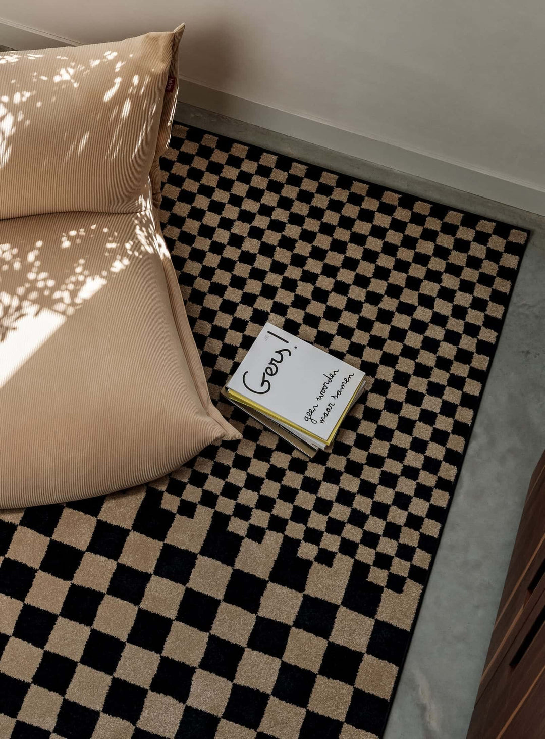 Tapis design Fatboy Square Affair : motif graphique bleu et beige pour structurer un intérieur moderne.