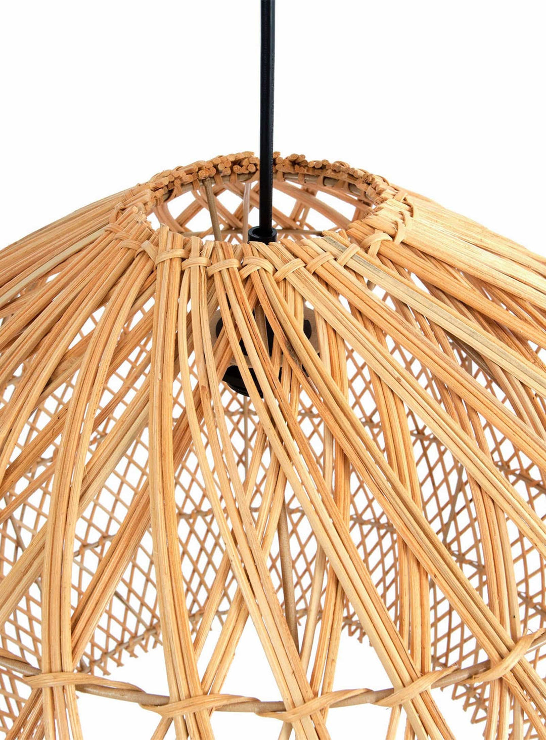 Lampe suspendue Cascade : abat-jour en rotin et lumière diffuse raffinée.