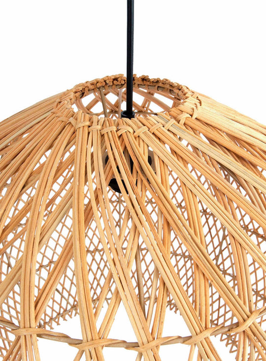 Lampe suspendue Cascade : abat-jour en rotin et lumière diffuse raffinée.