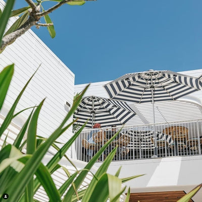 Parasol Caspar de Basil Bangs : un modèle haut de gamme de 2,8 m, parfait pour jardins, cafés et terrasses commerciales.