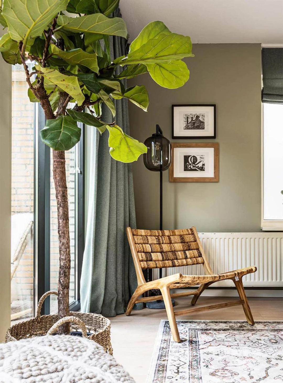 Fauteuil Caterpillar en teck récupéré et abaca tissé, style insulaire naturel et design décontracté.