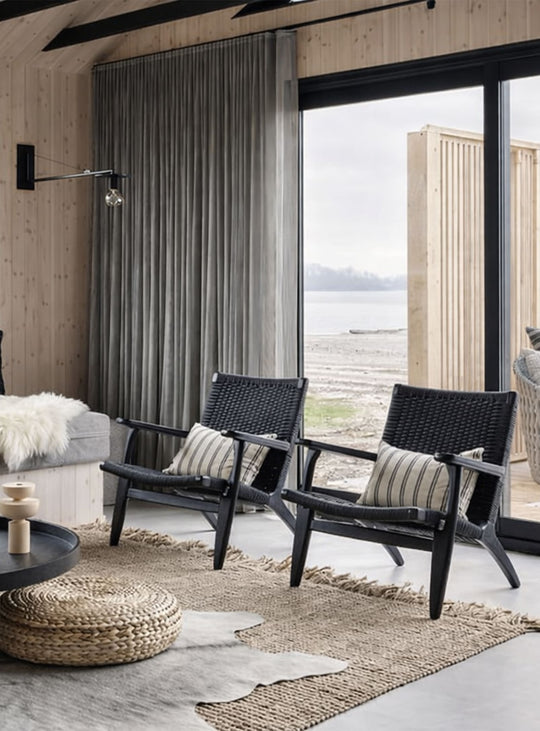 Fauteuil Cavo en bois clair et chanvre, élégance naturelle et confort. noir
