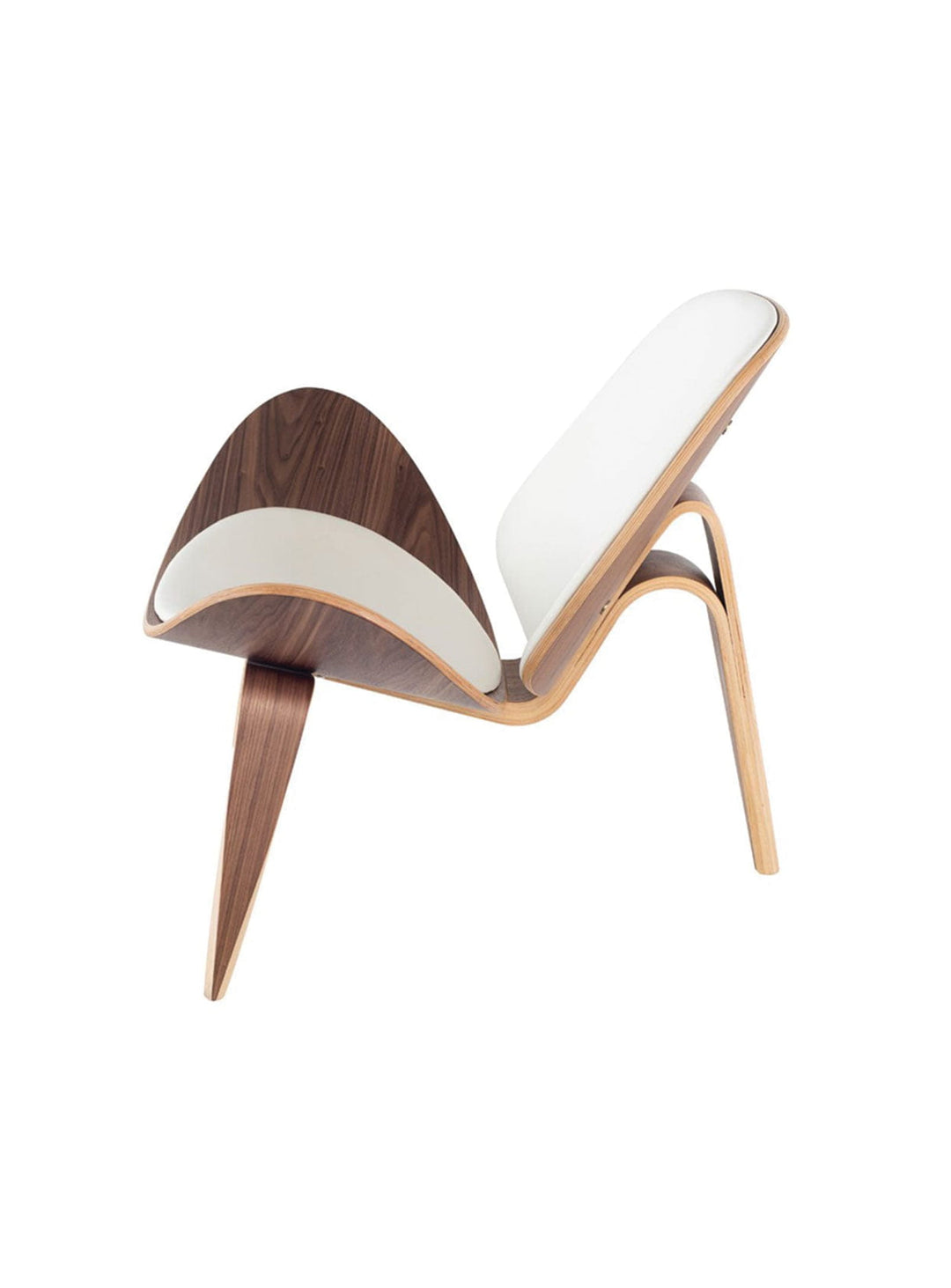 Découvrez le fauteuil CHO7 Shell, une pièce design alliant confort premium et style nordique. blanc