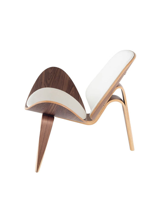 Découvrez le fauteuil CHO7 Shell, une pièce design alliant confort premium et style nordique. blanc