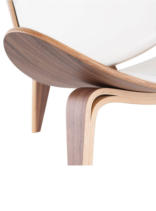 Le fauteuil CHO7 Shell séduit par ses lignes épurées et son ergonomie haut de gamme. blanc