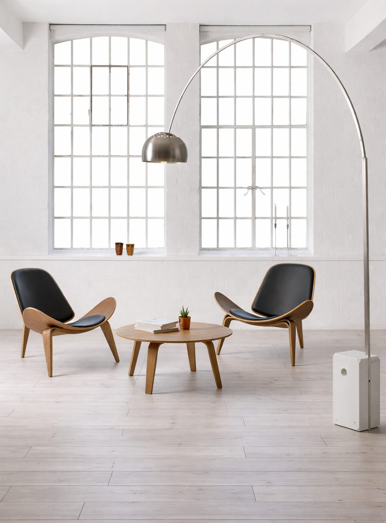 CH07 Shell: Curved armchair in wood and leather – Nüspace