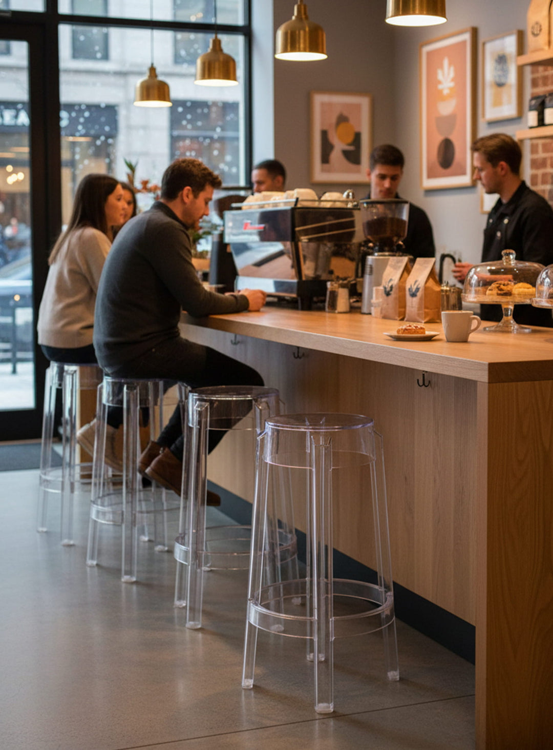 Tabouret de comptoir Nüspace Charles Ghost, design iconique et transparent.
