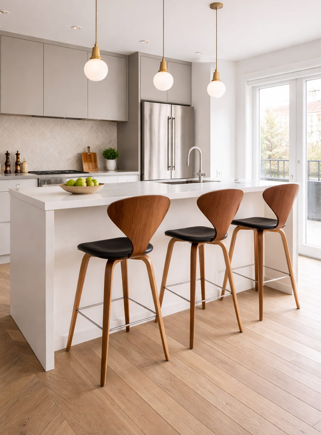 Tabouret de comptoir Cherner, icône mid-century en contreplaqué de noyer au design intemporel. noir