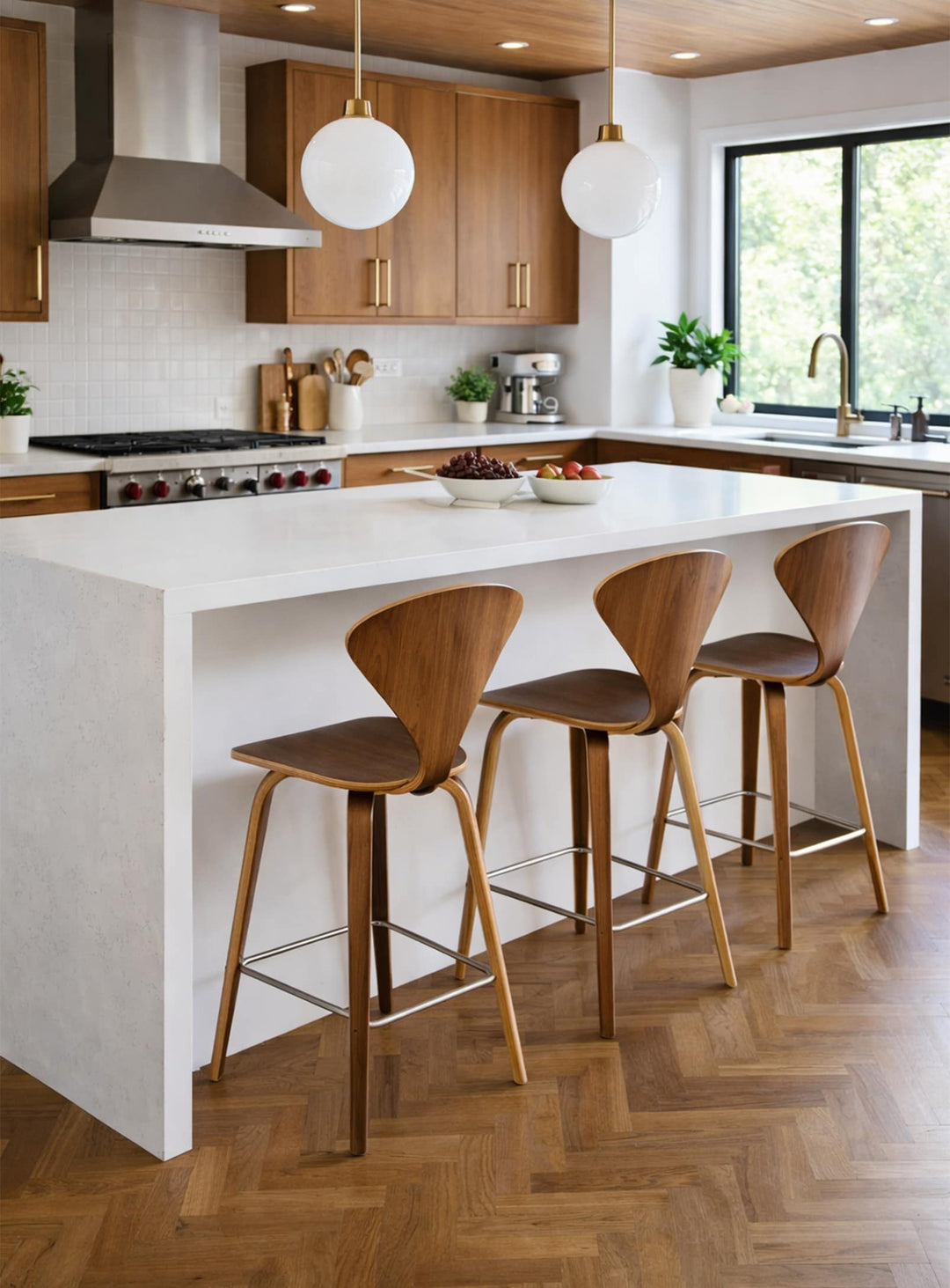 Le tabouret de comptoir Cherner séduit par son design rétro et son placage bois chaleureux. noyer