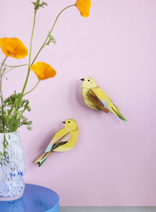 Le Bruant jaune de Studio Roof : un oiseau 3D coloré en carton recyclé.