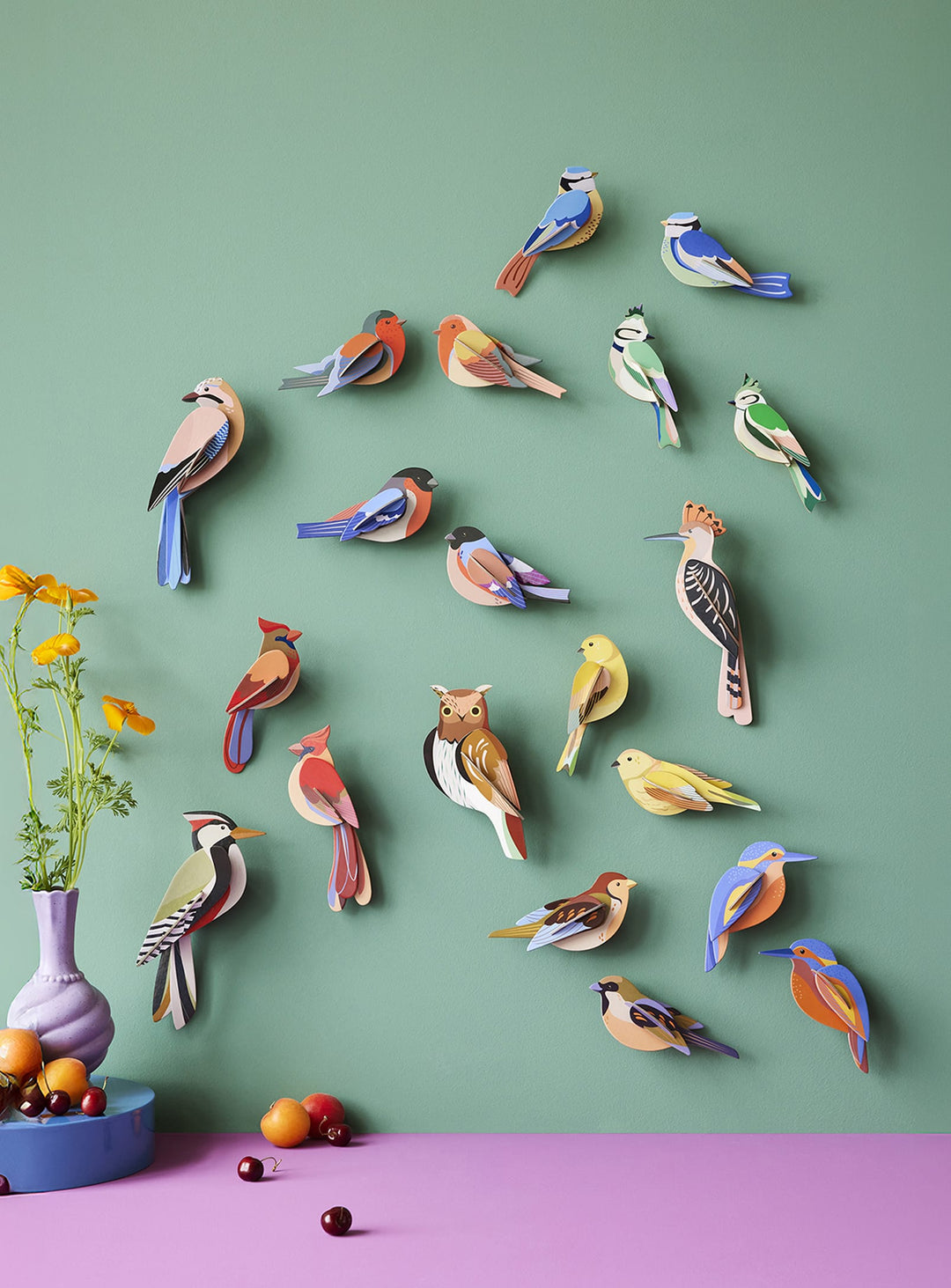 Studio Roof : oiseau décoratif en carton, hommage à la nature.