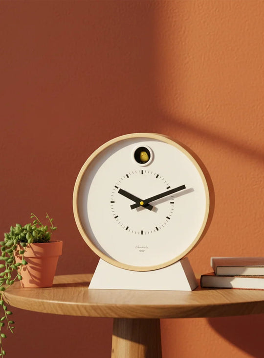 Horloge coucou Cloudnola Dot : design moderne, cadran blanc et petit oiseau pour revisiter le coucou avec sobriété.