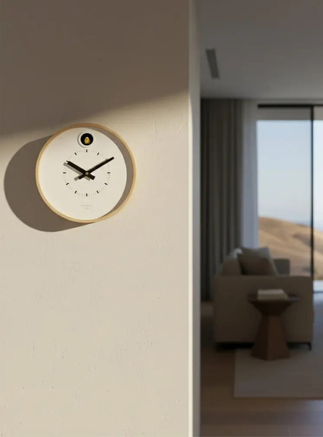 Horloge coucou Cloudnola Dot : cadran blanc, boîtier circulaire et support amovible pour une grande polyvalence.