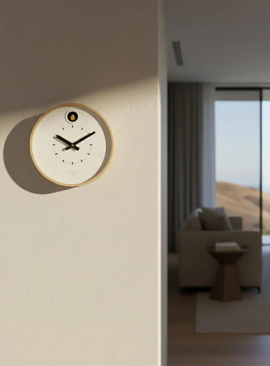 Horloge coucou Cloudnola Dot : cadran blanc, boîtier circulaire et support amovible pour une grande polyvalence.