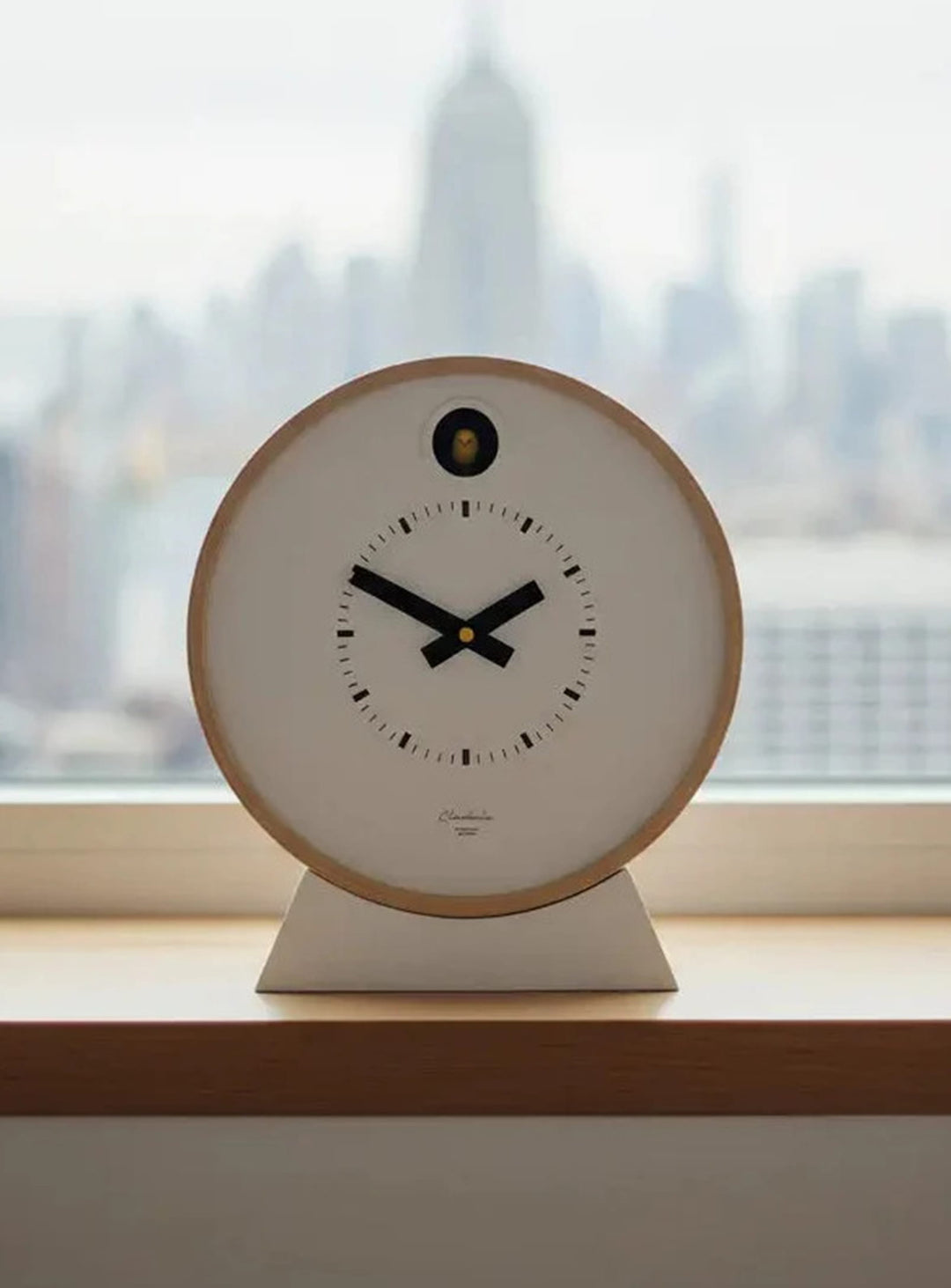 Horloge coucou Cloudnola Dot : une pièce décorative moderne qui revisite le charme du coucou traditionnel.