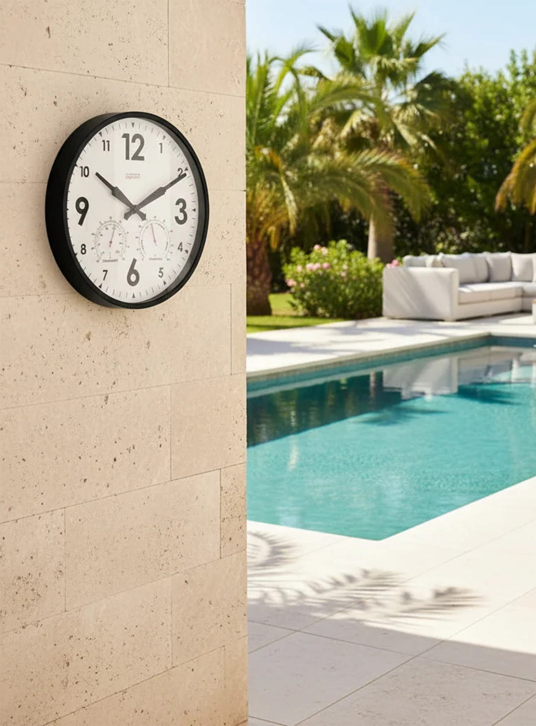 Horloge d’extérieur Cloudnola Factory : un modèle grand format pensé pour résister à la pluie et au soleil.