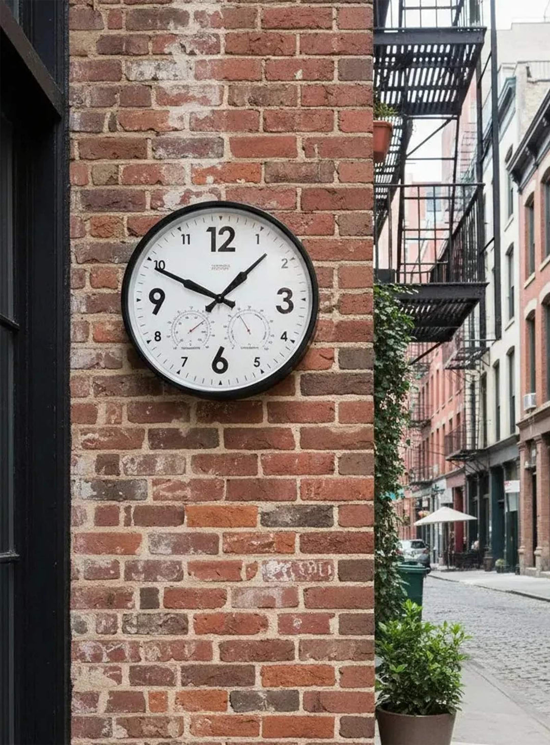 Horloge d’extérieur Cloudnola Factory : grand cadran 45 cm avec thermomètre et hygromètre intégrés.