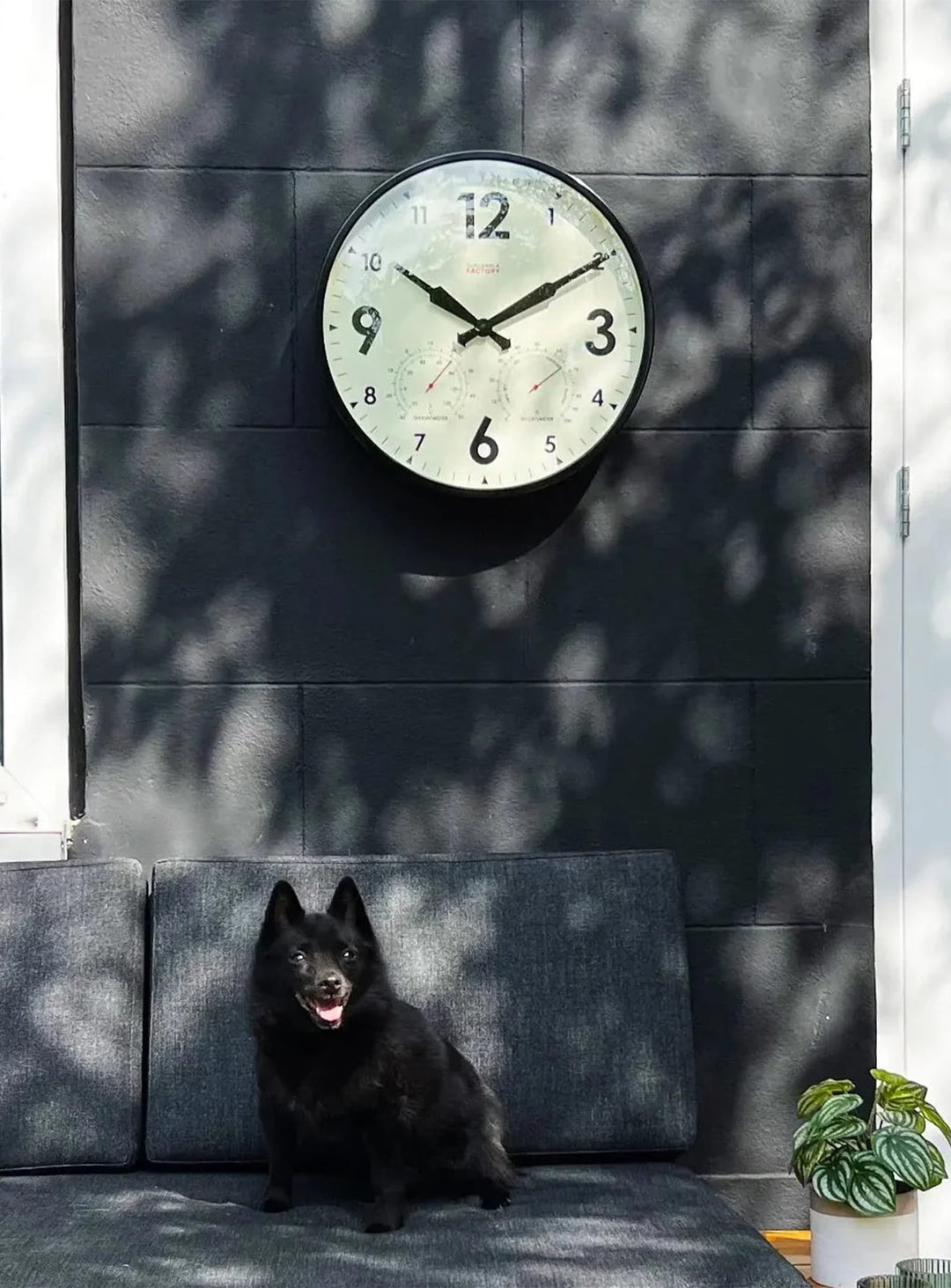 Horloge d’extérieur Cloudnola Factory : une pièce pratique et décorative pour jardin, terrasse ou mur extérieur.