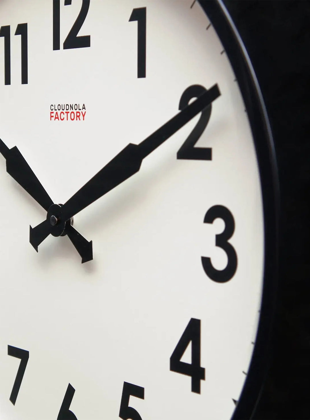 Horloge murale Cloudnola Factory : design néerlandais, grand cadran lisible et look industriel intemporel.