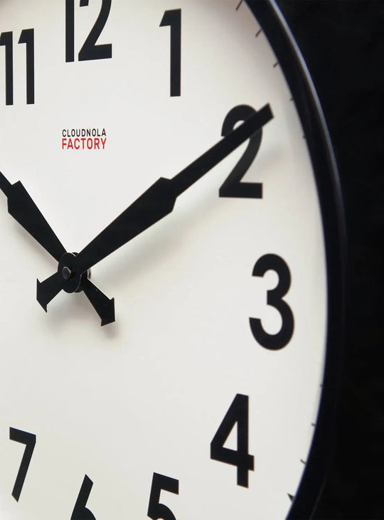 Horloge murale Cloudnola Factory : design néerlandais, grand cadran lisible et look industriel intemporel.