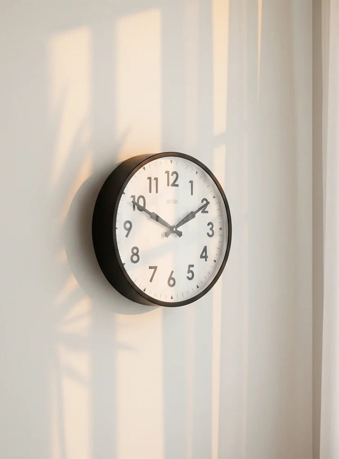 Horloge murale Cloudnola Factory : un modèle industriel de 45 cm pensé pour les grands espaces de vie.