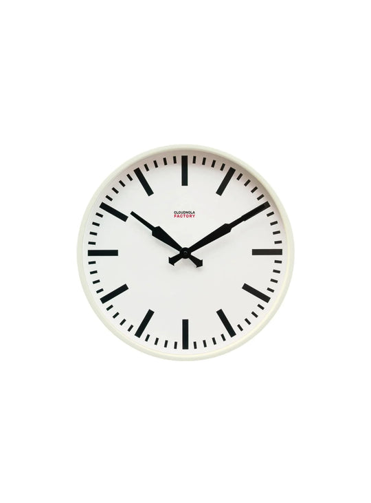 Horloge murale Cloudnola Ivory : une pièce élégante au style industriel vintage et au cadran très lisible.