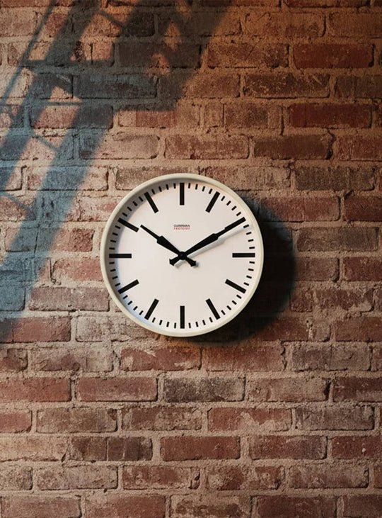 Horloge murale Cloudnola Ivory : design minimaliste, cadran ivoire et mouvement quartz silencieux.