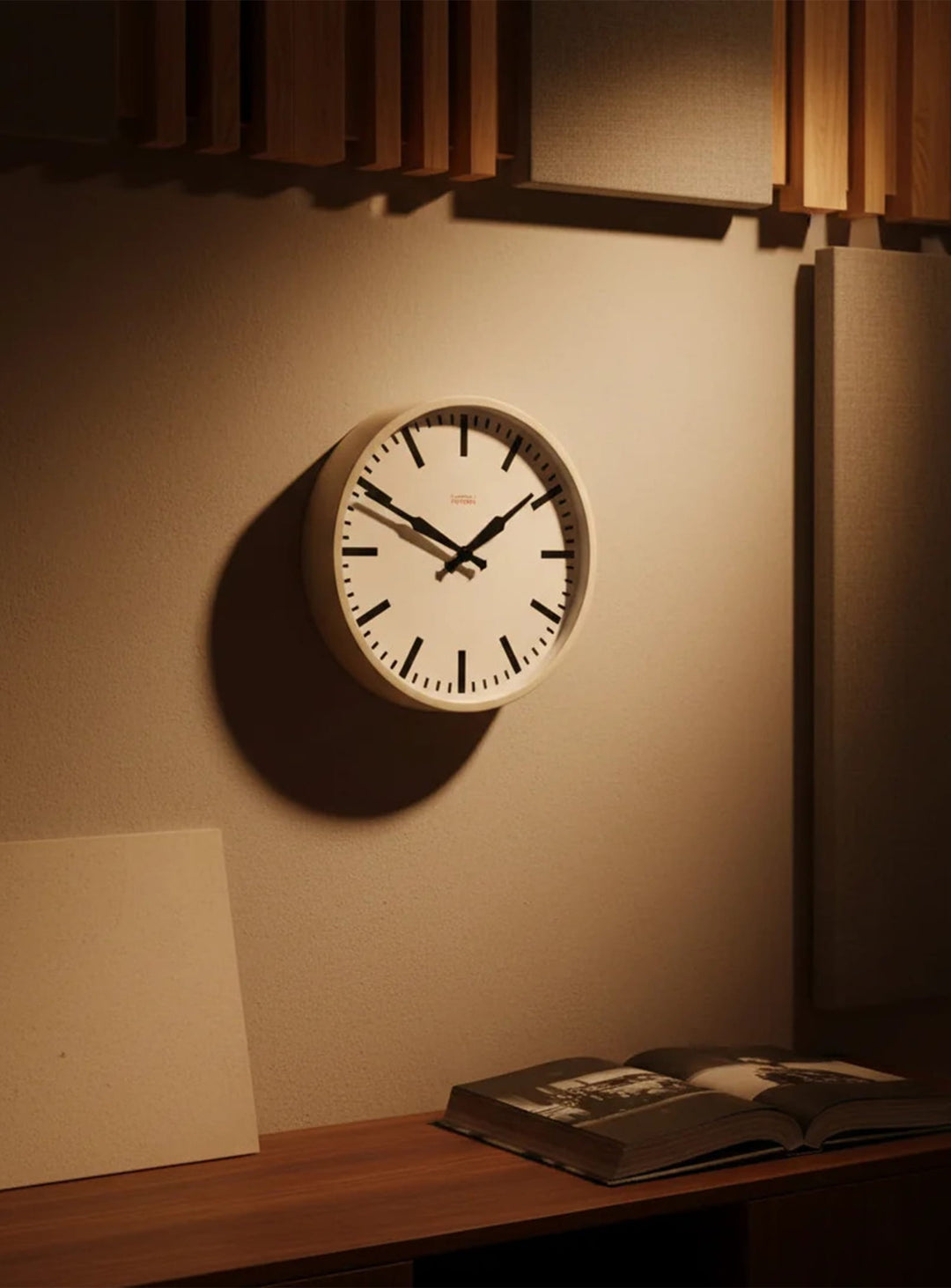 Horloge murale Cloudnola Ivory : design néerlandais signé Renée Vendrig pour un intérieur épuré et contemporain.
