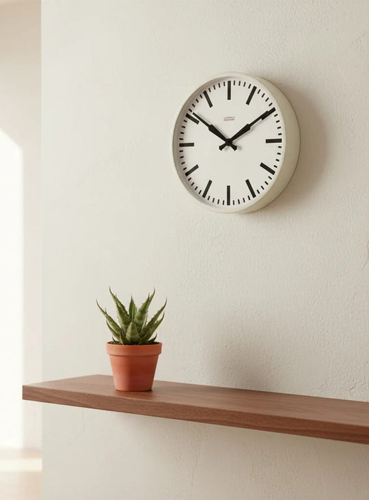Horloge murale Cloudnola Ivory : cadran ivoire, repères noirs et lignes sobres pour une lecture facile au quotidien.