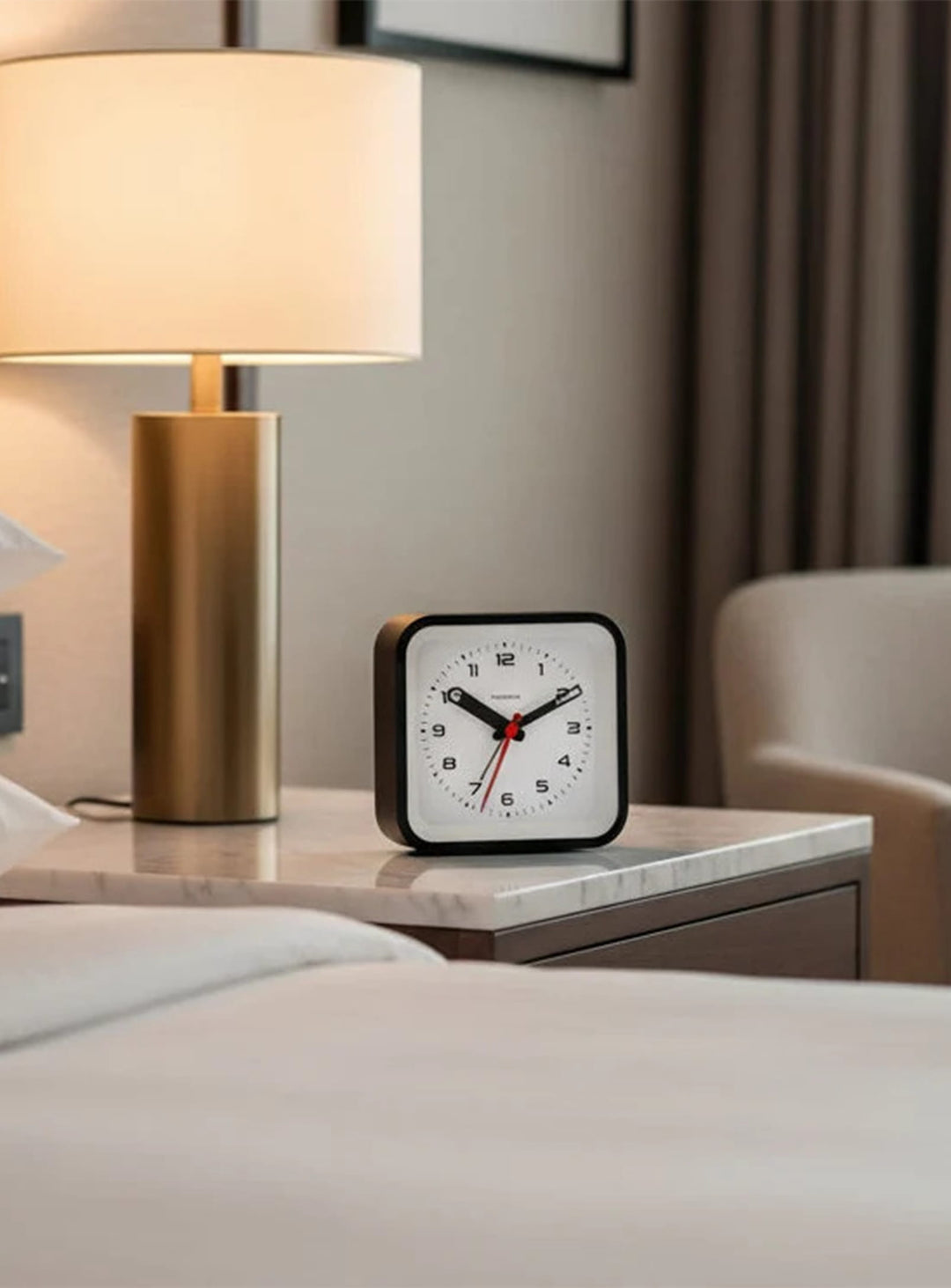 Réveil Cloudnola Railway : un modèle vintage avec tic-tac audible et sonnerie mécanique réglable.