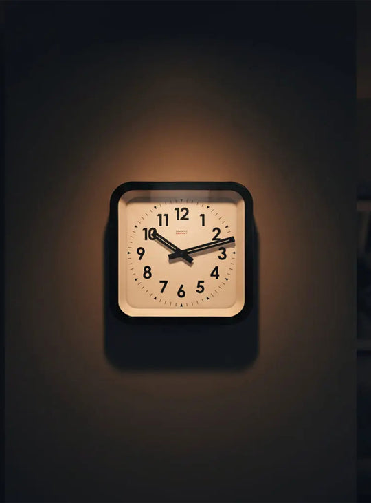 Horloge Cloudnola Square : une horloge silencieuse au design néerlandais, idéale pour les intérieurs contemporains.
