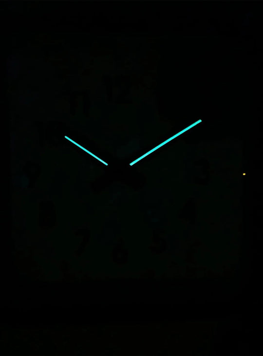 Horloge Cloudnola Square : cadran lisible, design minimaliste et résistance à l’humidité pour un usage polyvalent.
