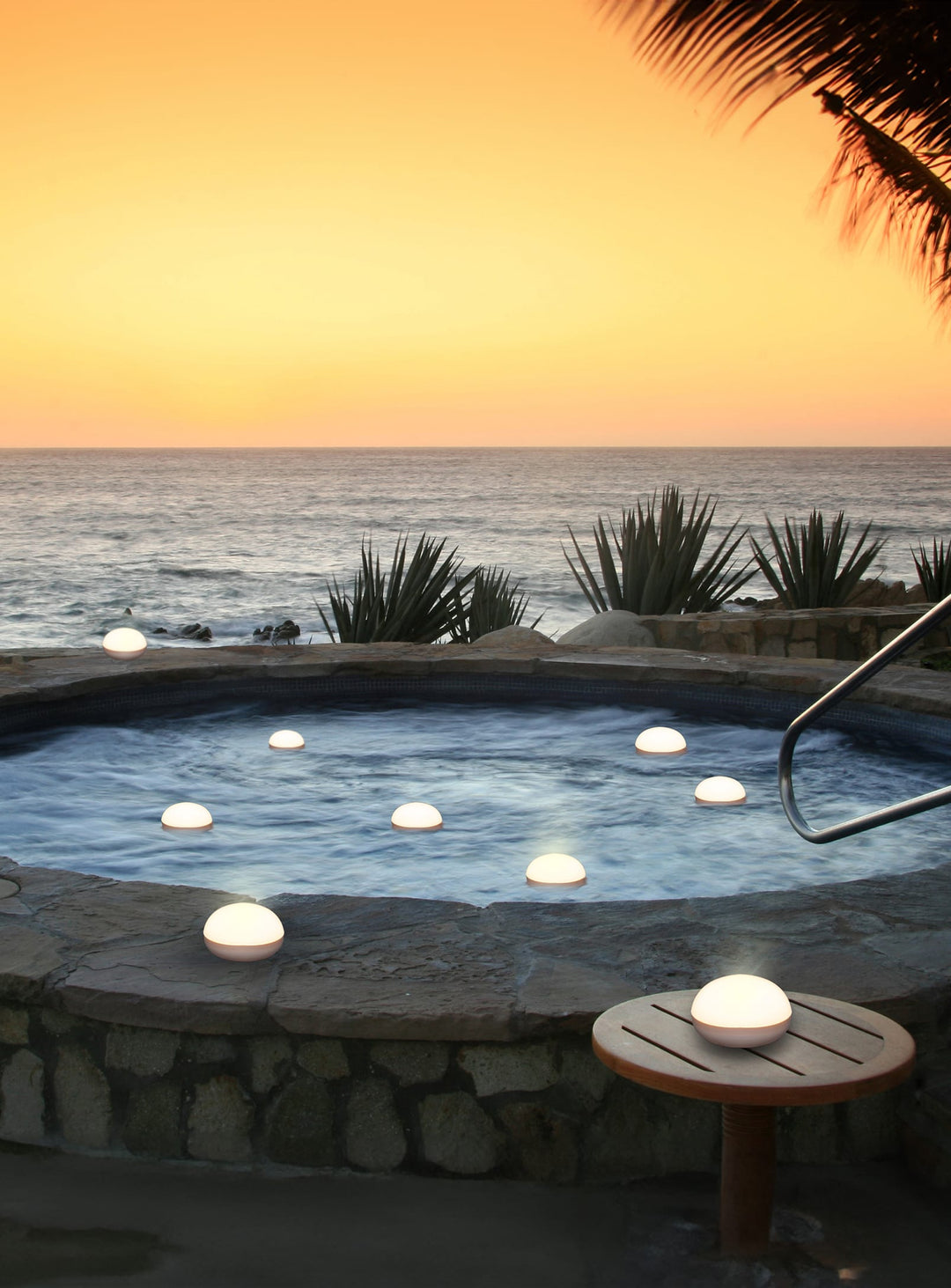 Lampe portable Coco Newgarden : lampe sans fil, idéale pour terrasse ou jardin.