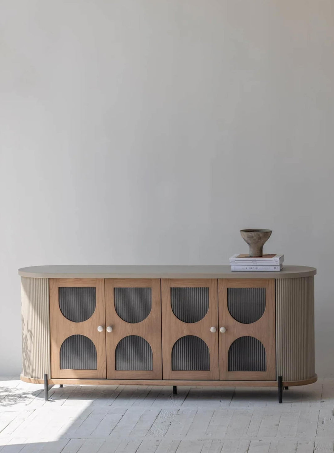 Buffet Colosseo au style années folles, matériaux nobles et allure sophistiquée.