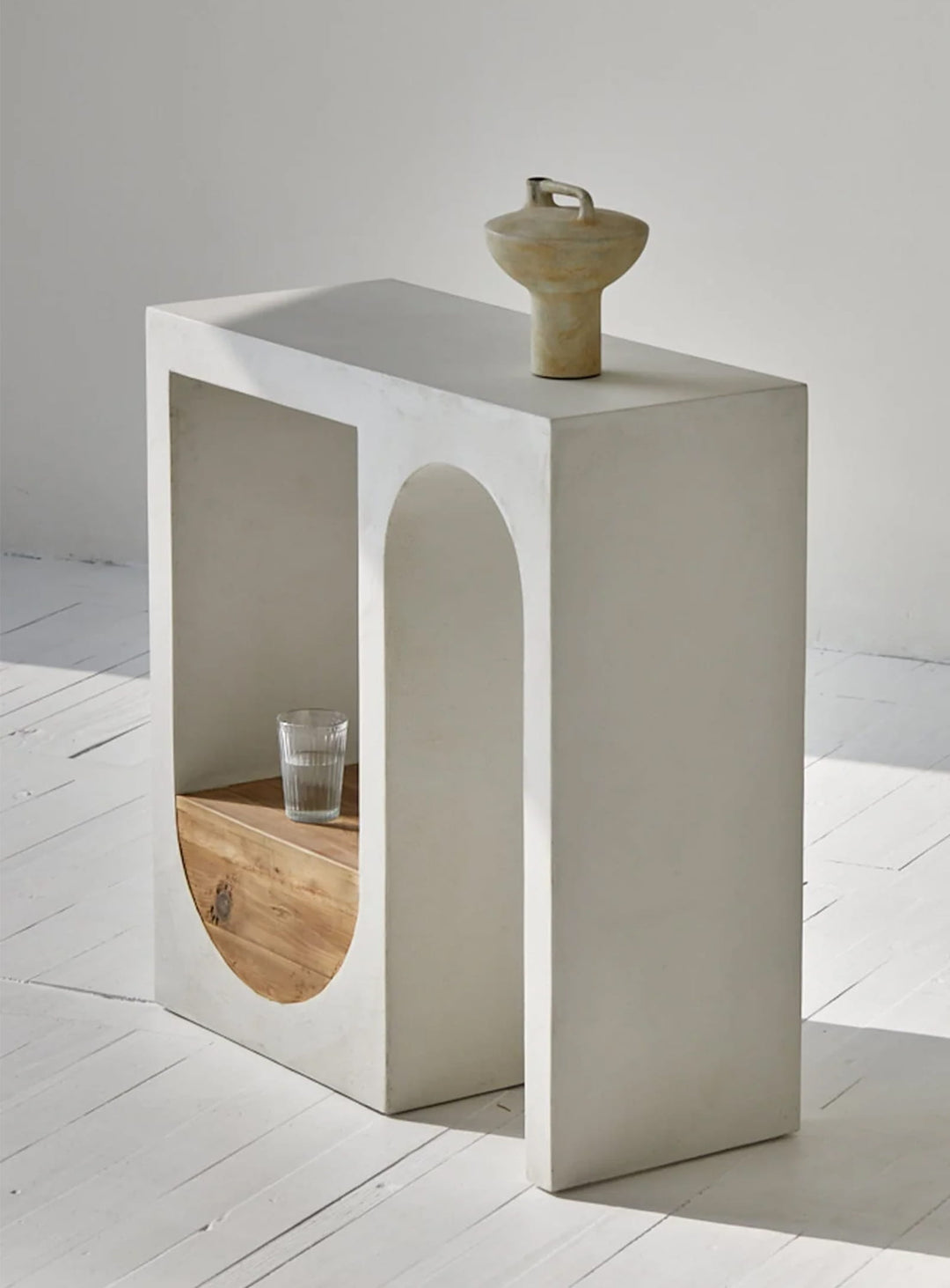 Console Columbus au design arrondi, finition béton et style contemporain.